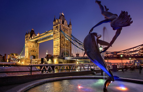 Pont de la tour à Londres illuminé de nuit