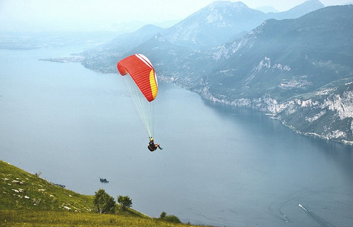 Parapentiste survolant une vallée
